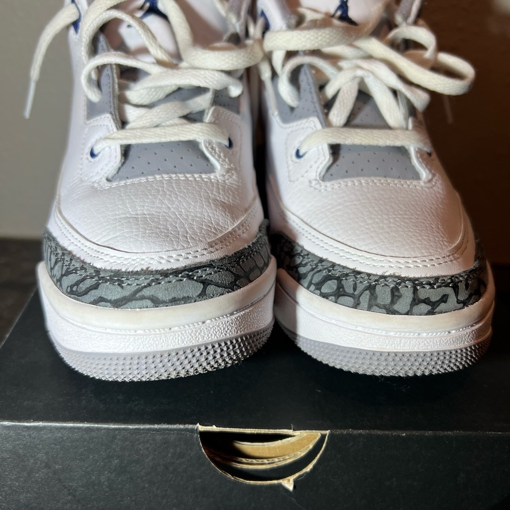 Kids Boys Jordan 3 Retro Sneakers Tennis Shoes size 2 with box